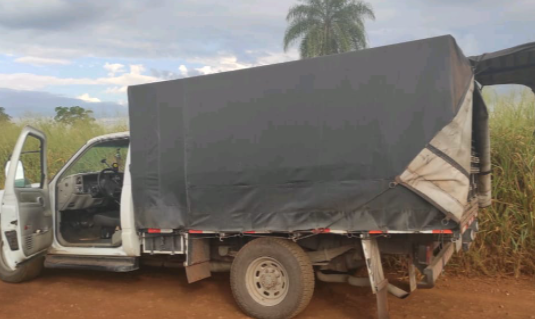 PM prende casal com 604 quilos de maconha sob o assoalho da carroceira de caminhonete PM prende casal com 604 quilos de maconha sob o assoalho da carroceira de caminhonete