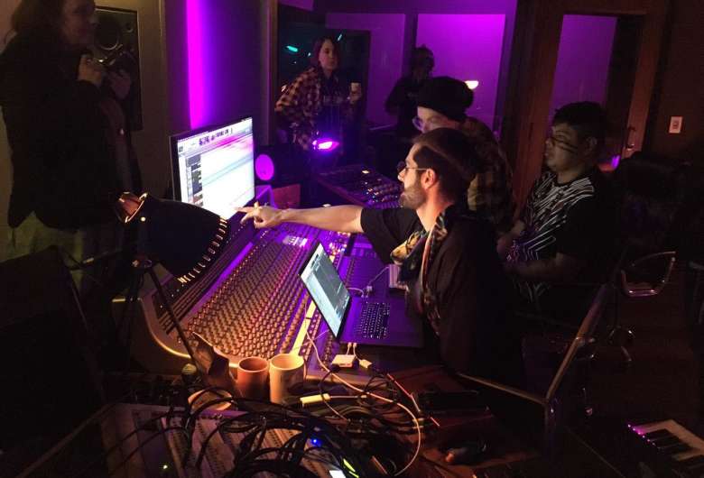 Grupo indígena de MS Brô MCs grava música e vídeo com Dj Alok