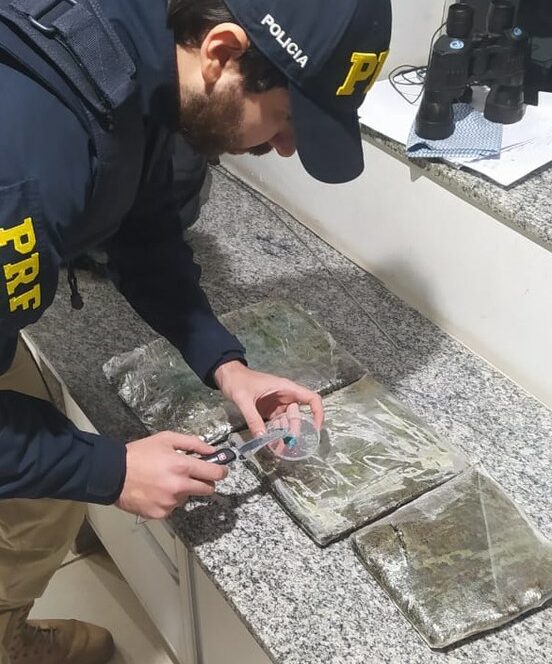 Prf apreende em miranda pasta base de cocaína com estrangeiro em ônibus