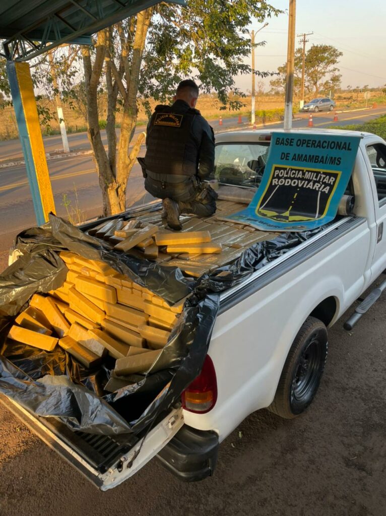 PMR apreende uma tonelada e meia de maconha em carroceria de camionete PMR apreende uma tonelada e meia de maconha em carroceria de camionete