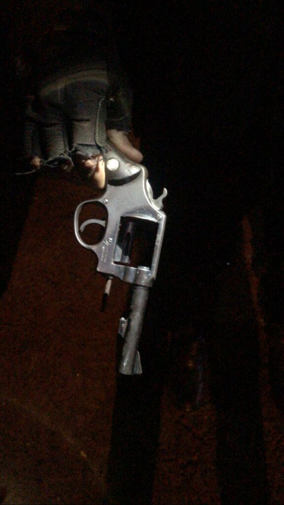 PM prende jovem após invadir casas armado na região da Vila Industrial