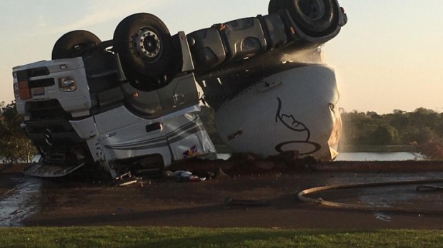 Carreta com 30 mil litros de combustível tomba com motorista passando mal