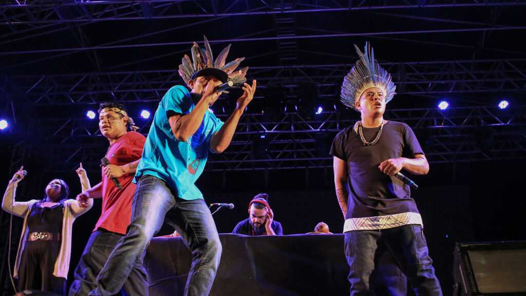 Grupo indígena de MS Brô MCs grava música e vídeo com Dj Alok