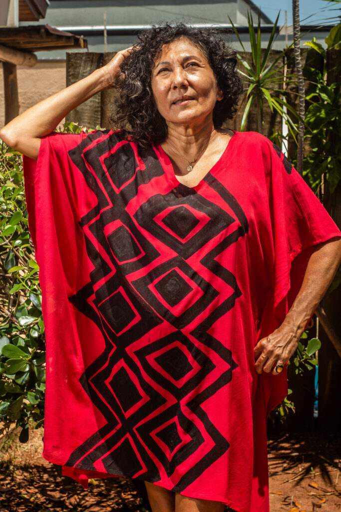 Artista de MS lança moda com foco na sustentabilidade e arte indígena