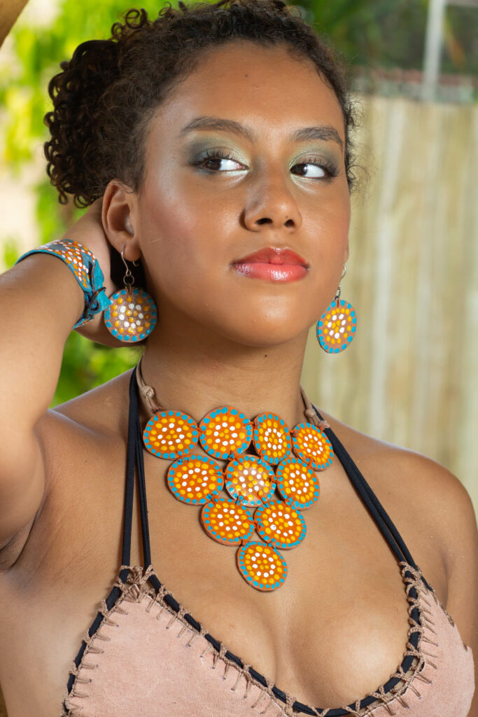 Artista de MS lança moda com foco na sustentabilidade e arte indígena