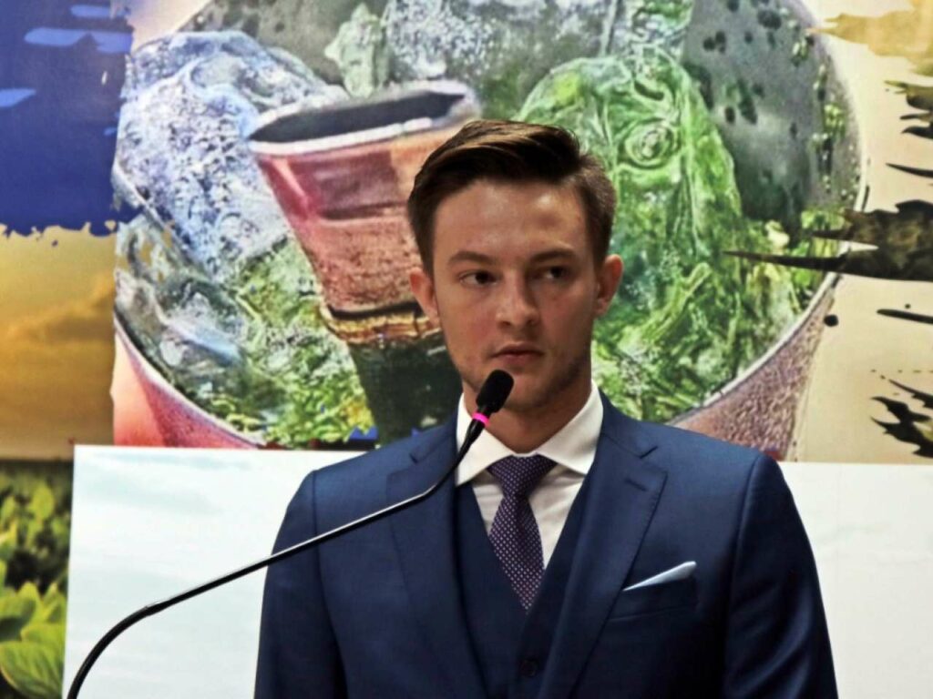 Inédito: Prefeito 'descobre esquema' e denuncia então 'servidores de confiança' Inédito: Prefeito 'descobre esquema' e denuncia então 'servidores de confiança'