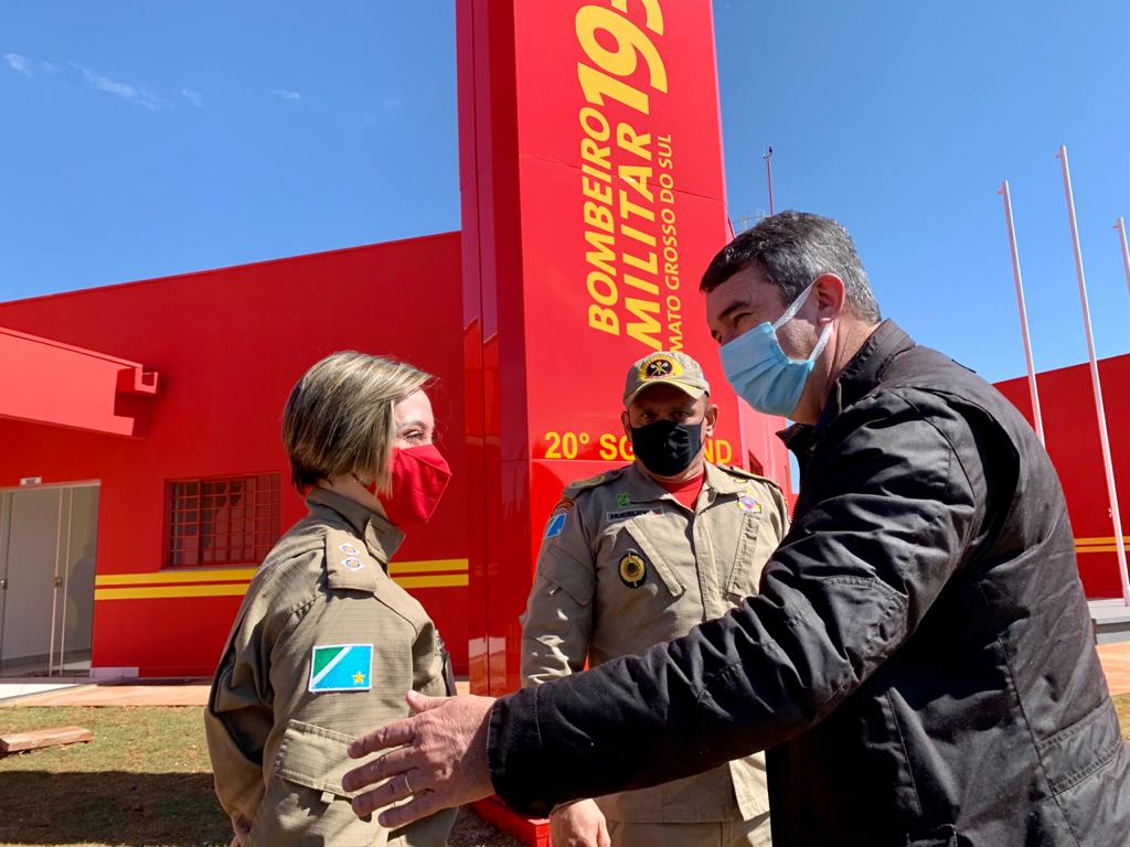 Em Rio Brilhante, Riedel assina ordem para obras em avenida e Corpo de Bombeiros