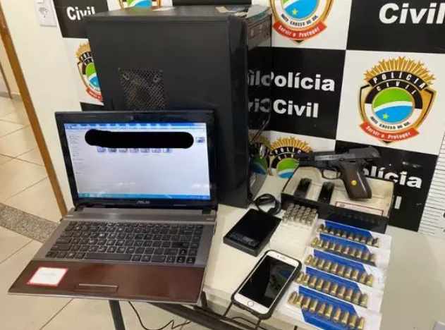 Servidor filmava colegas em banheiro com celular camuflado em bucha Servidor filmava colegas em banheiro com celular camuflado em bucha
