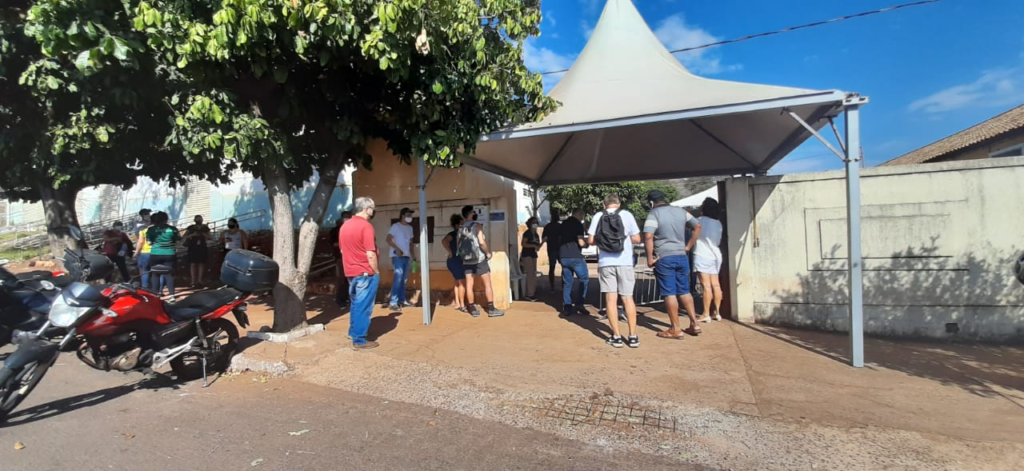 Com faixa etária ampliada campo-grandenses correm para se vacinar e ainda protestar