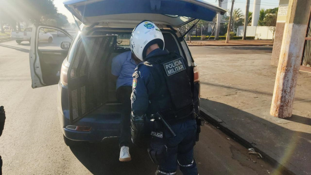 Polícia Militar prende homem que ameaçava esposa com arma em Dourados