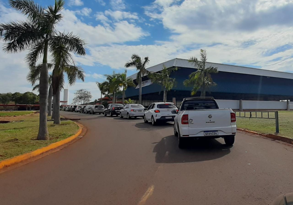 Com faixa etária ampliada campo-grandenses correm para se vacinar e ainda protestar