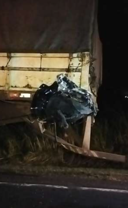Jovem de 26 anos morre após caminhonete bater na traseira de carreta na BR-163 Jovem de 26 anos morre após caminhonete bater na traseira de carreta na BR-163