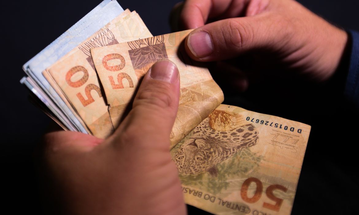 Caixa paga hoje auxílio brasil para beneficiários com nis final 8