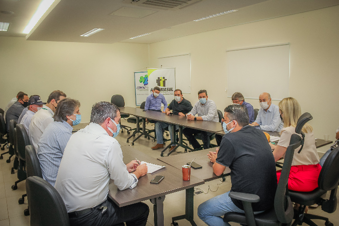 Secretário de Infraestrutura Eduardo Riedel realiza reunião com prefeitos de consórcios na Assomasul