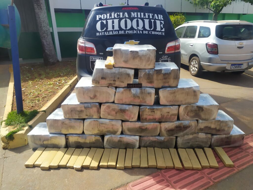 Choque apreende mais de 500 quilos de maconha em cabine de caminhão Choque apreende mais de 500 quilos de maconha em cabine de caminhão