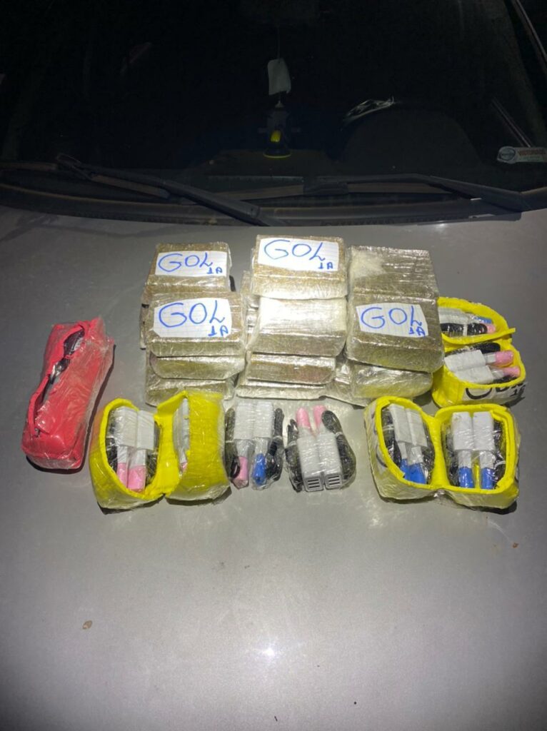 Choque apreende drogas e carregadores de celular que seriam jogados na Máxima