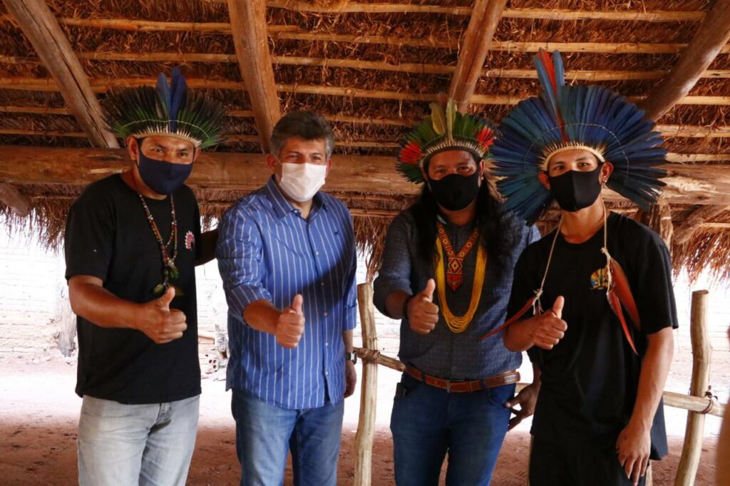 Deputado entrega implementos agrícolas na Aldeia Porto Lindo Deputado entrega implementos agrícolas na Aldeia Porto Lindo