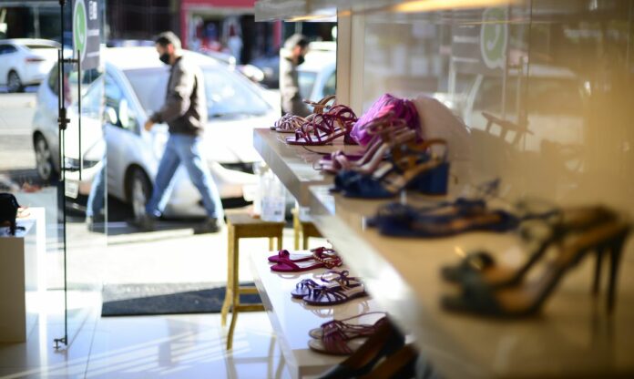 GDF libera funcionamento de lojas de roupas e sapatos