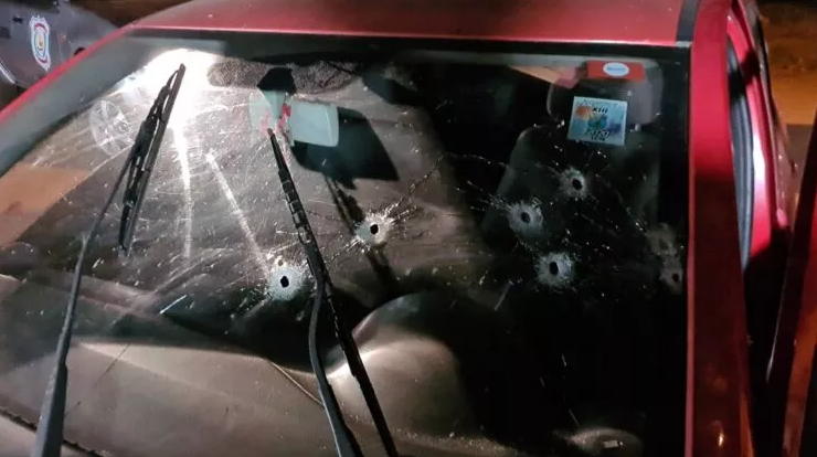 Casal é executado a tiros dentro de uma caminhonete Hilux na fronteira