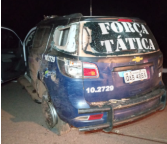 Após colidir com anta, viatura da PM capota e fica destruída na BR-359