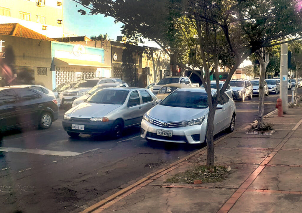 Afonso Pena passa por interdição e trânsito fica congestionado na manhã desta segunda