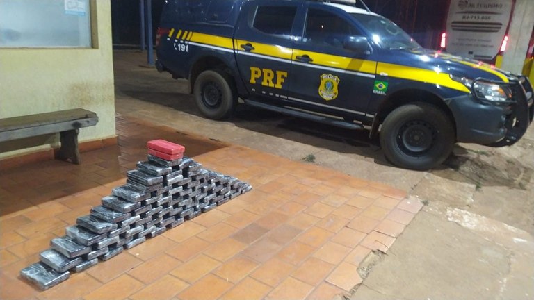 Ação tripla: PRF prende quatro com 1,2 ton de drogas, recupera veiculo roubado e barra estrangeiros ilegais