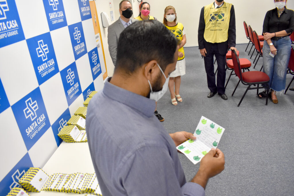 Profissionais recebem cartas de reconhecimento pelo serviço prestado na pandemia