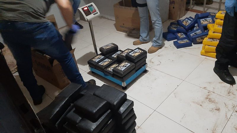 Polícia descobre bunker em funilaria na Capital com mais de meia tonelada de cocaína
