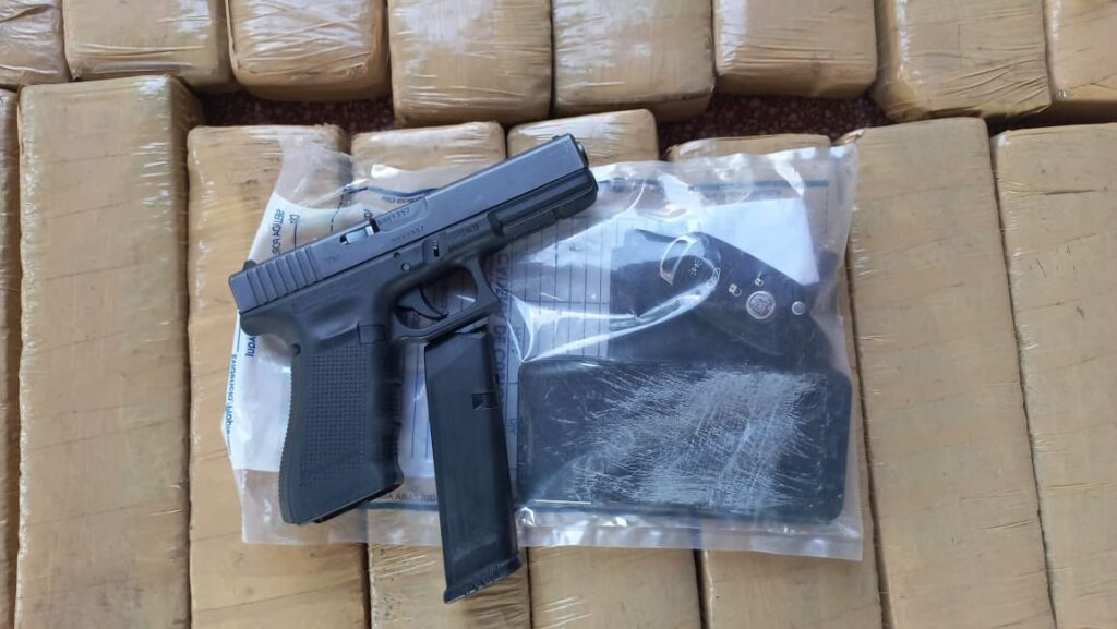 PM frustra fuga de veículo carregado com mais de uma tonelada de maconha na fronteira