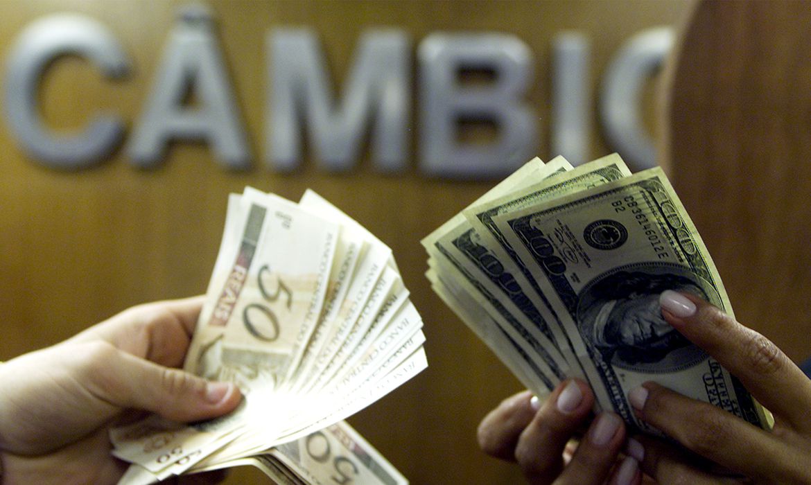 Euro e dólar alcançam a paridade pela primeira vez em 20 anos