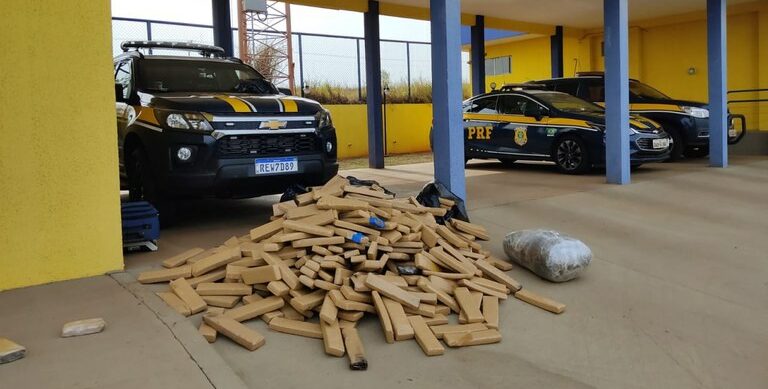 Ação tripla: PRF prende quatro com 1,2 ton de drogas, recupera veiculo roubado e barra estrangeiros ilegais