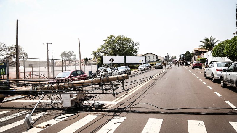 Caminhão fora de rota entra em bairro derrubando seis postes que quase atingem idosa
