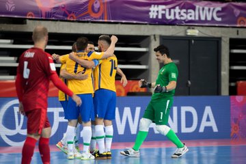 Brasil decide no 2º tempo e vence tchecos na Copa do Mundo de futsal