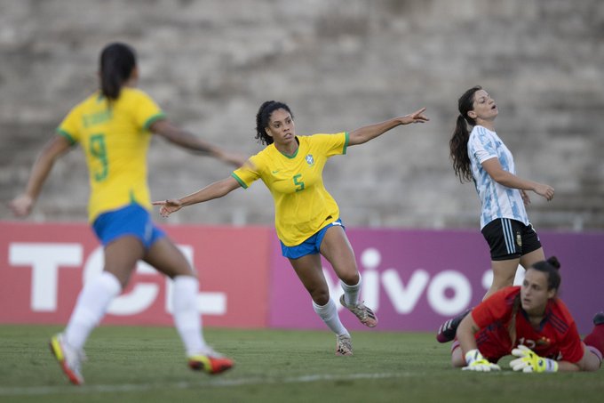 Com golaço de Marta e brilho de novata, Brasil bate Argentina de novo