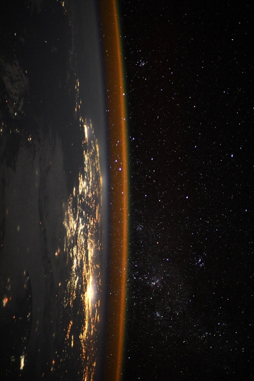 Astronauta tira foto da terra por um ângulo raro e chama a atenção