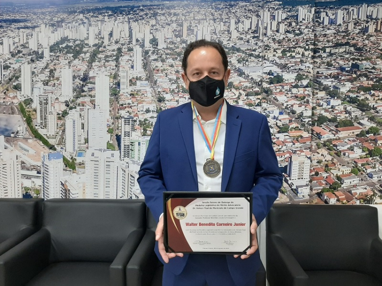 Diretor-presidente da Sanesul é homenageado pela Câmara da Capita