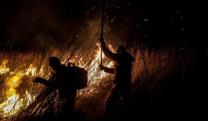 Bombeiros resgatam ribeirinhos e mantém combate e monitor aos incêndios no Pantanal