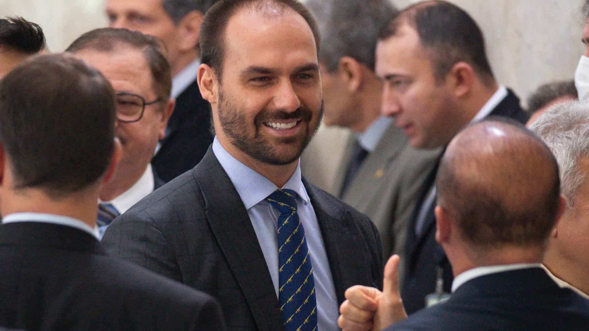 Mulher e filha de 11 meses de eduardo bolsonaro contraem covid