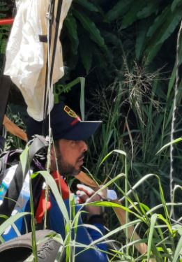 Paraquedista cai sobre fio de rede de energia em bairro na fronteira