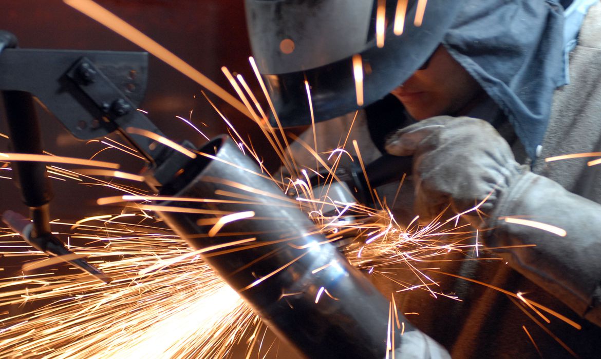 Ibge: produção industrial cai em agosto em 7 dos 15 locais pesquisados