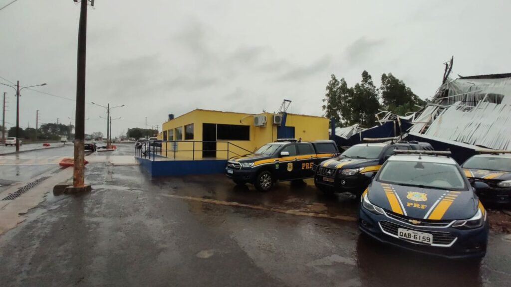 Temporal com ventos fortes derruba estrutura de posto da PRF no sul do Estado