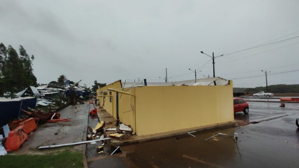 Temporal com ventos fortes derruba estrutura de posto da PRF no sul do Estado