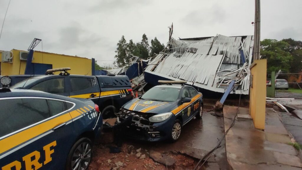 Temporal com ventos fortes derruba estrutura de posto da PRF no sul do Estado