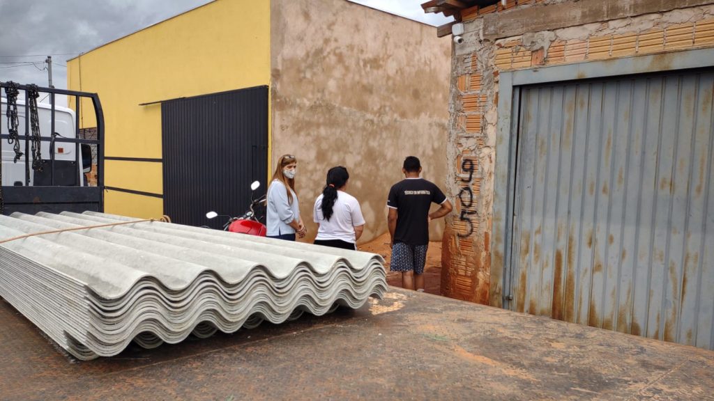 Plantão prefeitura atende famílias com entregas de materiais em casas danificadas no temporal Plantão prefeitura atende famílias com entregas de materiais em casas danificadas no temporal