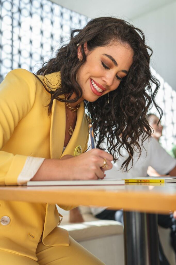 Com apenas 22 anos, Cecília Vallim motiva jovens no mercado de trabalho