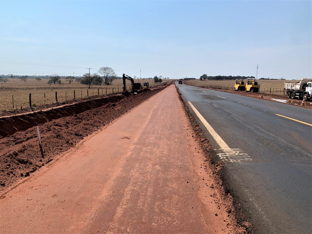 Agepan fiscaliza implantação de acostamento e obras de sinalização e segurança na MS-306 Agepan fiscaliza implantação de acostamento e obras de sinalização e segurança na MS-306