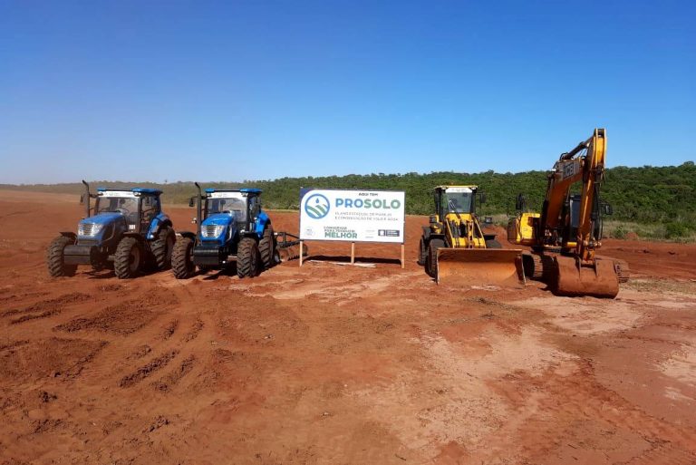 Em Iguatemi, equipe da Semagro acompanha ações do Prosolo