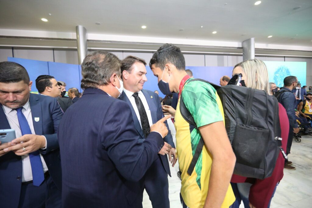 Senador Nelsinho recepciona atleta Yeltsin Jacques em Brasília​