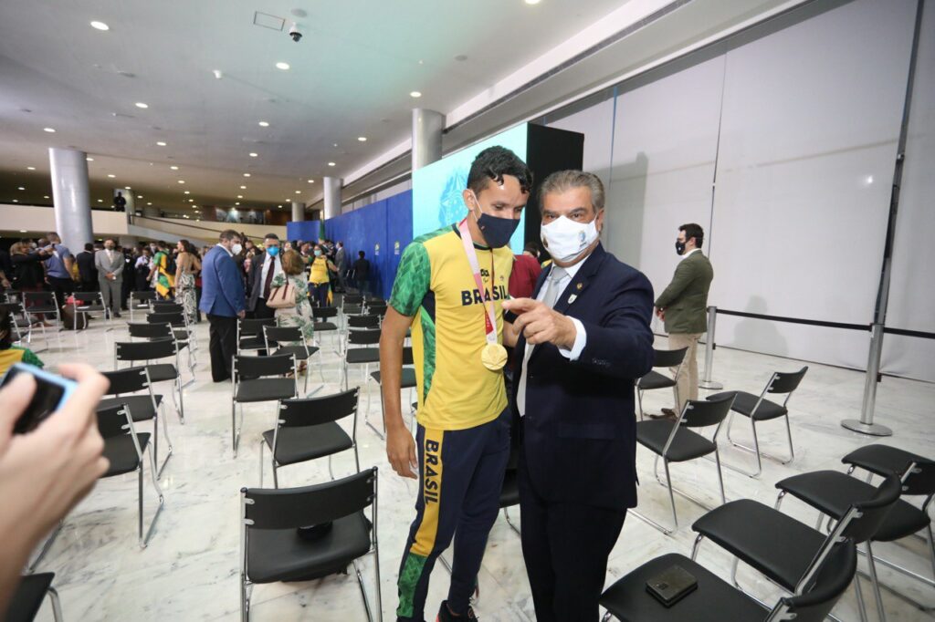 Senador Nelsinho recepciona atleta Yeltsin Jacques em Brasília​