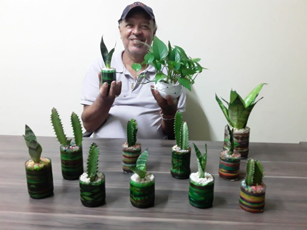 Artesão cria beleza e harmonia de plantas com vasos artesanais na Capital Artesão cria beleza e harmonia de plantas com vasos artesanais na Capital